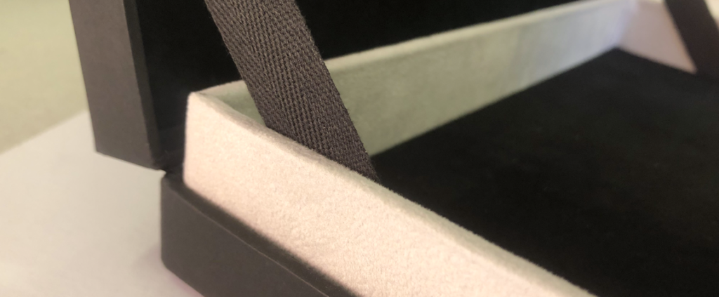 scatola con apertura con nastro made in italy fatto a mano camicie