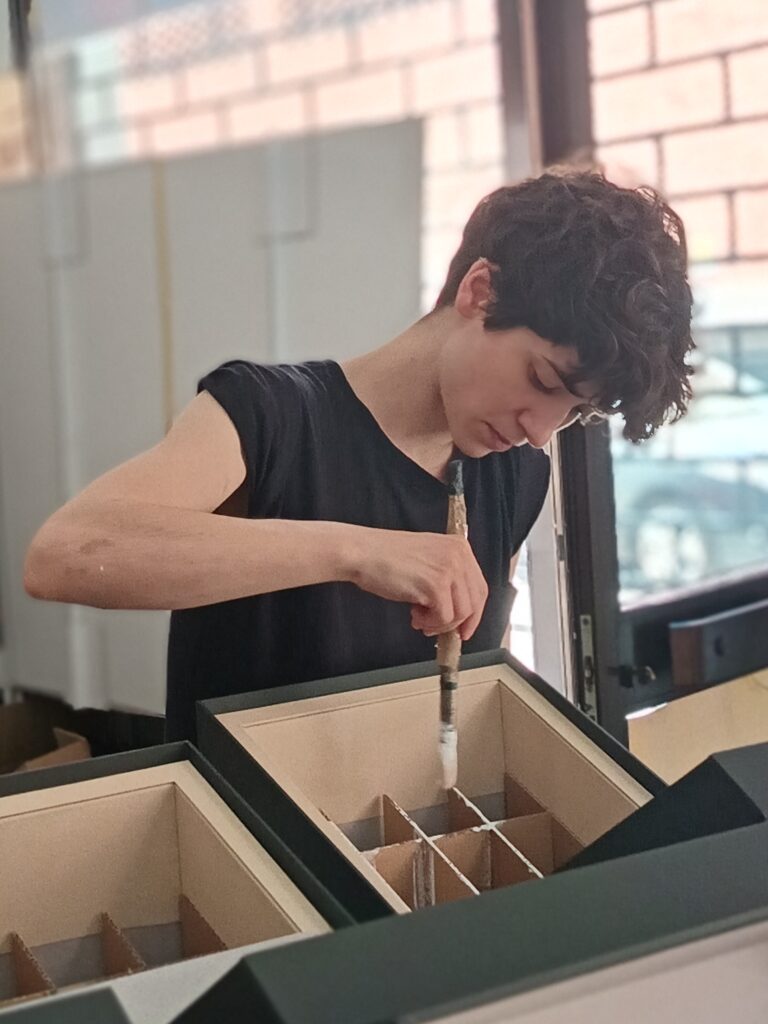 made in italy premium packaging giulia crotti milano christian tagliavini berlino camera worc gallery contemporary art arte contemporanea box handmade Flora Bakero scultura scatola MILANO ITALIA LABORATORIO ARTIGIANATO LOMBARDO giuliacrotti giulia crotti