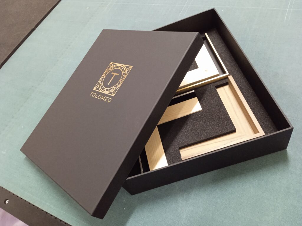 scatola campionario su misura pronta subito cartotecnica milano mockupes giftbox nero premium